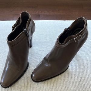 Ladies ankle boots. Taupe Color,size 36 European worn once very good condition
